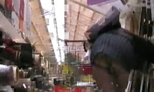 性感年轻的裸体主义者在没有圣路护送